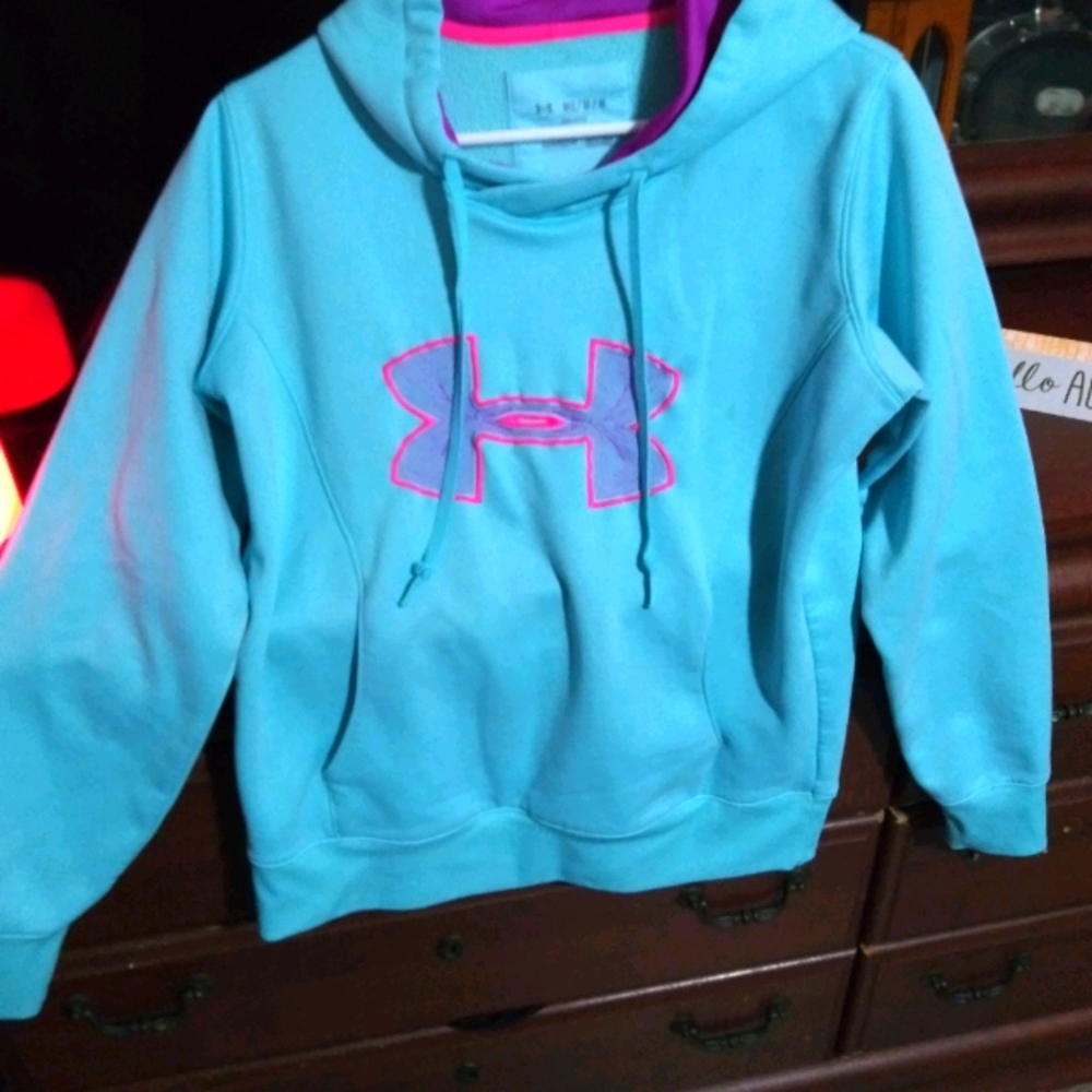 Under Armour hoodie. Looks new!